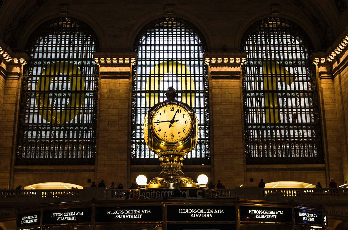 new york gold clock with time of 11:15 metro station